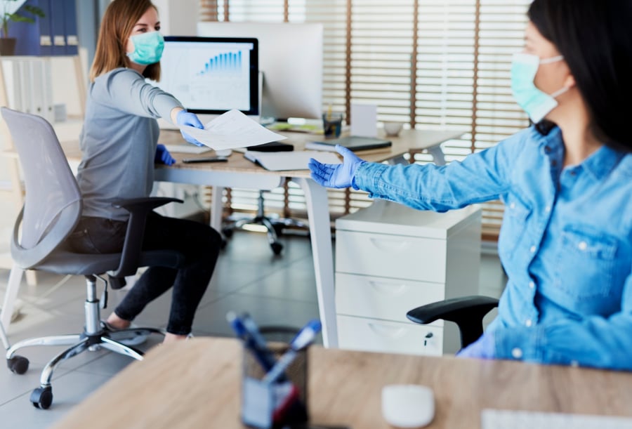 Personas trabajando con distanciamiento social