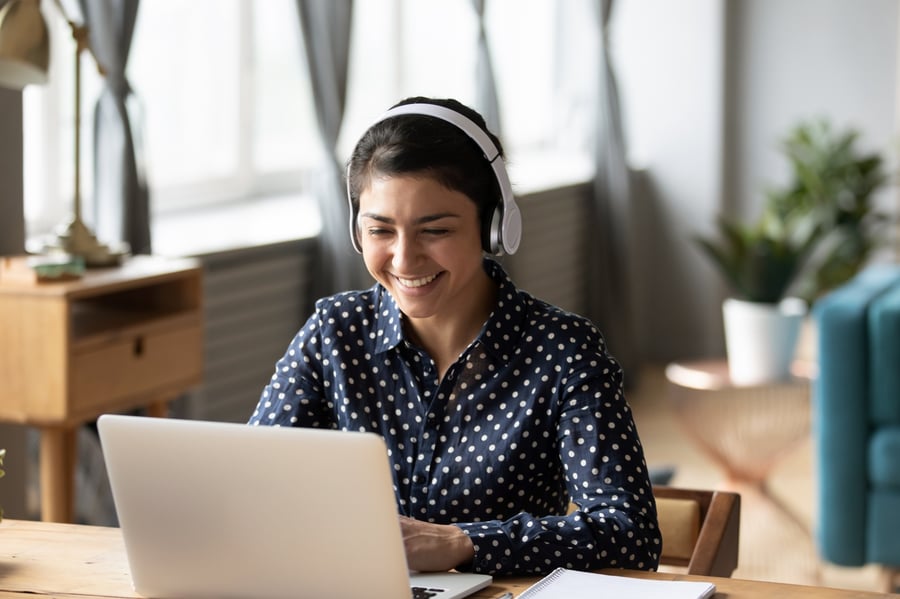 Mujer asistiendo a un webinar online 