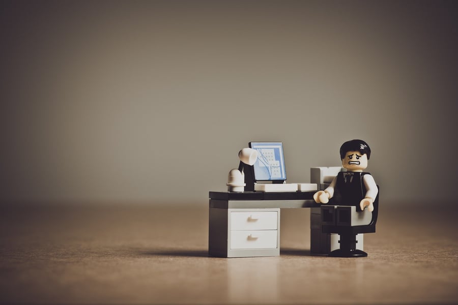 Figura Lego de trabajador preocupado