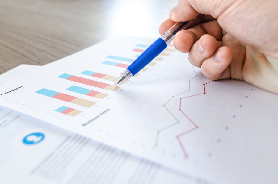 Persona analiza gráficos sobre la optimización de un proceso