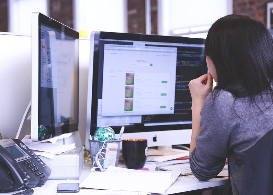 Mujer analiza contenido en una computadora
